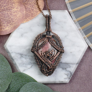 Miedziany wisiorek wire wrapping z rodonitem #541