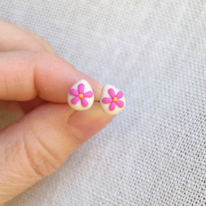 Mini kolczyki jajka z różowym kwiatkiem – pastelowe kolczyki wielkanoc
