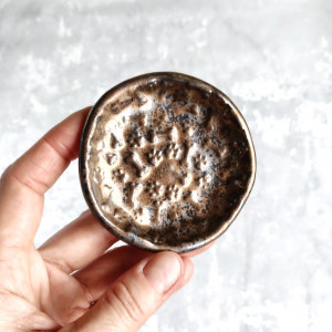 Mini miseczka na drobiazgi w łapki i kostki złota