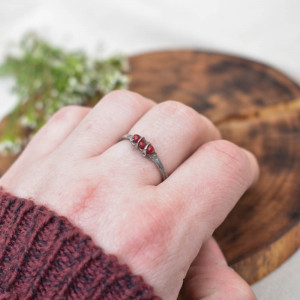 Mini red - pierścionek z kryształkami
