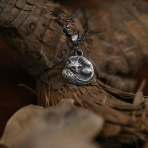 Mini śpiący lisek ze srebra