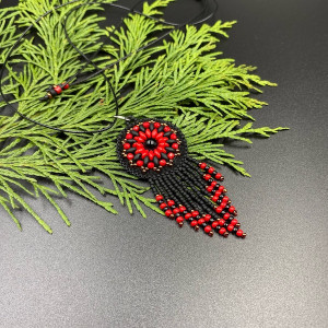 Mini wisiorek czarno czerwony #999 - haft koralikowy