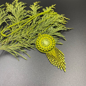 Mini wisiorek oliwkowy #1005 - haft koralikowy