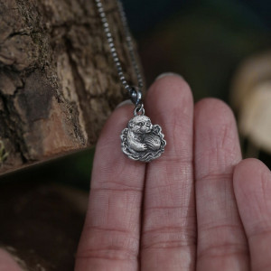 Mini wisiorek wydra z muszelką ze srebra 925