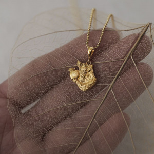 Mini wisiorek z szopem ze złoconego srebra