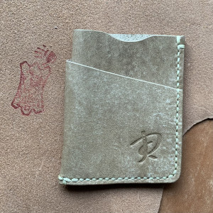 Minimalistyczny beżowy portfel na karty ze skóry.