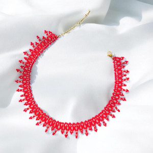 Minimalistyczny naszyjnik. Elegancka biżuteria z koralików. Sylianka.