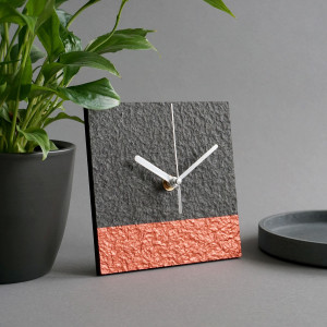 Minimalistyczny zegar z materiałów z recyklingu