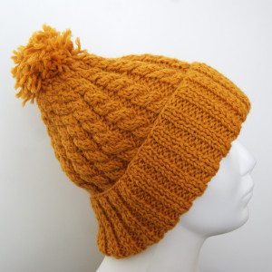 Miodowa/musztardowa wełniana czapka ręcznie robiona.