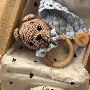 Miś grzechotka+zawieszka do Smoczka na szydełku, prezent dla noworodka