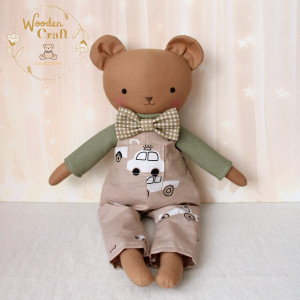 Miś Tymuś przytulanka w białym sweterku i niebieskich ogrodniczkach