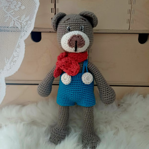 Miś w spodenkach i szaliku