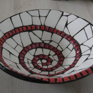 Misa ozdobiona mozaiką ceramiczną