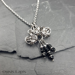 Misterny, tajemniczy wisiorek chainmaille - turmalin