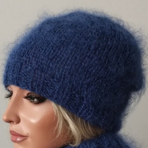 Moherowa czapka w kolorze ciemno niebieskim
