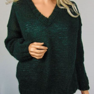 Moherowy sweter w kolorze ciemnej zieleni