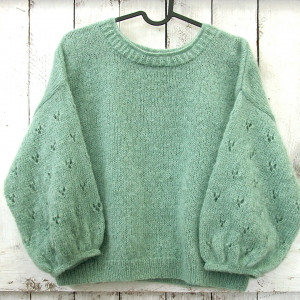 Moherowy sweterek z szerokim ażurowym rękawem - Szałwia