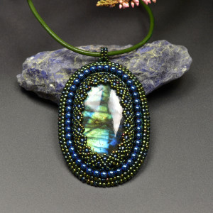 Mori, wisior z labradorytem, haft koralikowy, beading