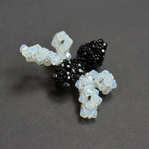 Mucha I, broszka z kryształów, beading