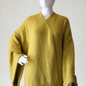 Musztardowy sweter, kardigan wykonany z mieszanki wełny i akrylu