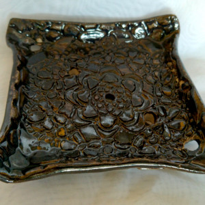 Mydelniczka ceramiczna w kolorze czarnym z koronką