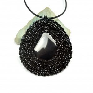 Myrkur, wisior z onyksem, haft koralikowy