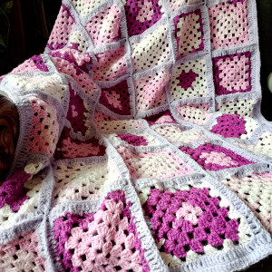 Narzuta z kwadratów w fioletach