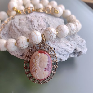 Naszyjnik Camea Korale Howlit De Lux Kulki Złote Koraliki