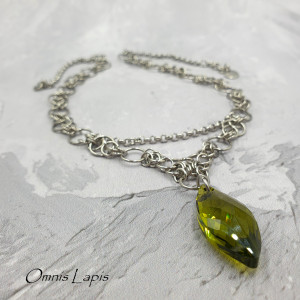 Naszyjnik chainmaille z zielonym kryształem