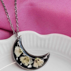 Naszyjnik czarny księżyc z białymi kwiatami