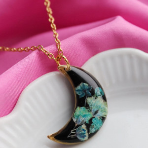 Naszyjnik czarny księżyc z turkusową gipsówką