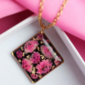 Naszyjnik czarny kwadrat z różową gipsówką