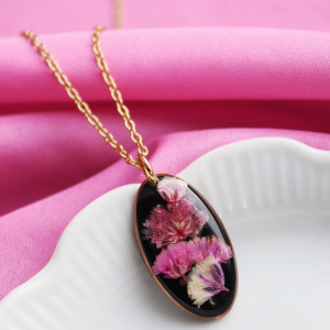 Naszyjnik czarny owal z różową gipsówką