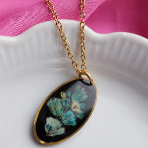 Naszyjnik czarny owal z turkusową gipsówką