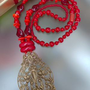 Naszyjnik Czerwony Vintage Z Zawieszka Dużą Wisior Floral 25.160