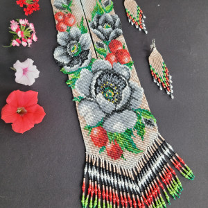 Naszyjnik gerdan koralikowy Anemone i Brusznice z frędzliami