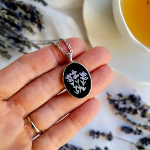 Naszyjnik haftowany ręcznie Lawenda ciemna owalny mały