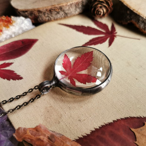 Naszyjnik jesienny z czerwonym liściem