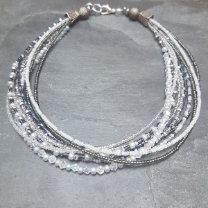 Naszyjnik Krótki Szary Crystal z Koralików Różnych Edi