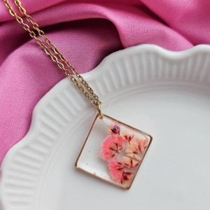 Naszyjnik kwadrat z gipsówką