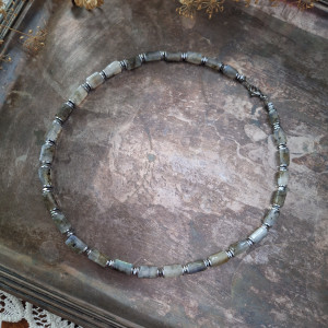 Naszyjnik labradoryt słupek