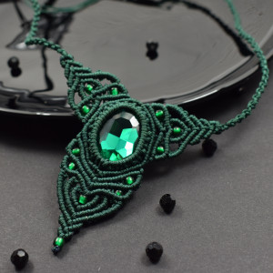 Naszyjnik makramowy ze szmaragdowym kryształem
