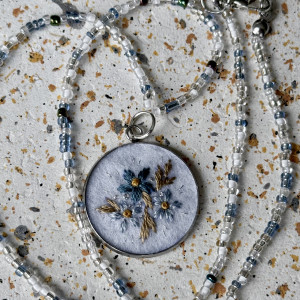 Naszyjnik niebieskie kwiaty haft koraliki