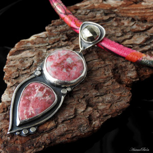 Naszyjnik srebrny z thulitem i pirytem