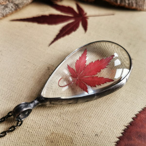 Naszyjnik szklany z jesiennym liściem