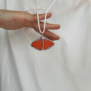 Naszyjnik szklany z  z pomarańczową zawieszką "Liść miłorzębu" Witraż