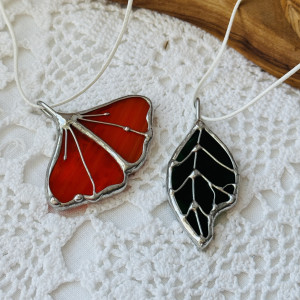 Naszyjnik szklany z zawieszką Liść miłorzębu Witraż