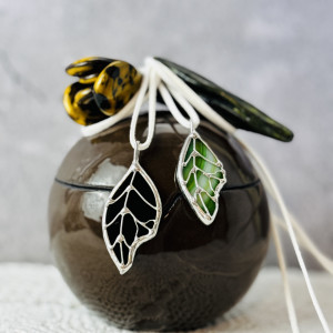 Naszyjnik szklany z zawieszką "Liść Wisiorek Witraż