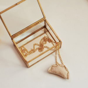 NASZYJNIK WISIOREK PIERÓG Z FILCU