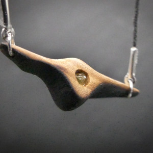 Naszyjnik Wisiorek „wiąz i oliwin"- premium, jewellery, wood